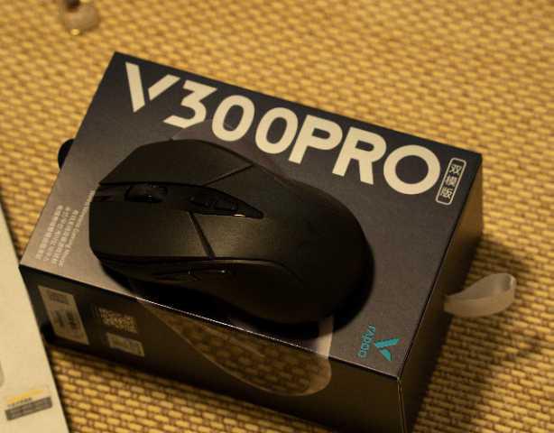 原相定制 3398，轻量双模电竞鼠标-雷柏V300Pro